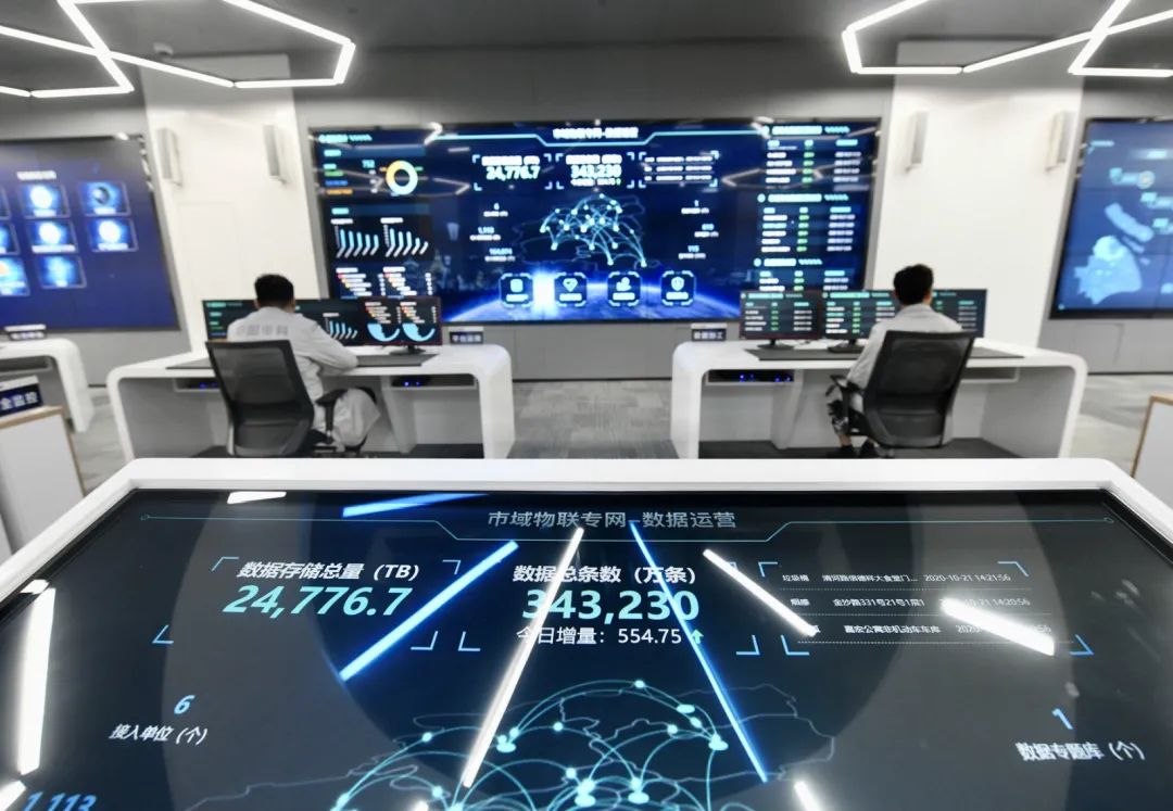 上海市“一网统管”市域物联网运营中心实时数据监控平台。徐程 摄